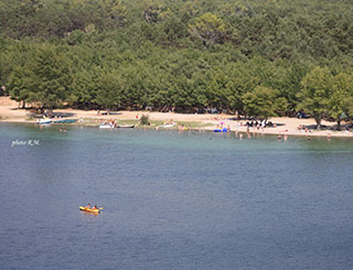 Le lac d'Artignosc et ses plages ombragées