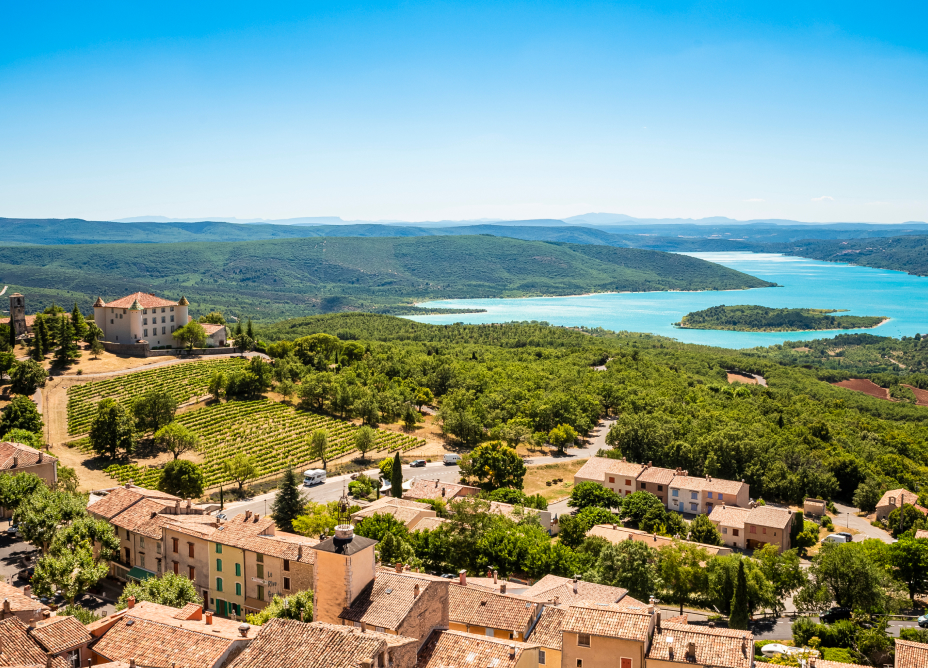 vue sur aiguines et le lac de sainte-croix