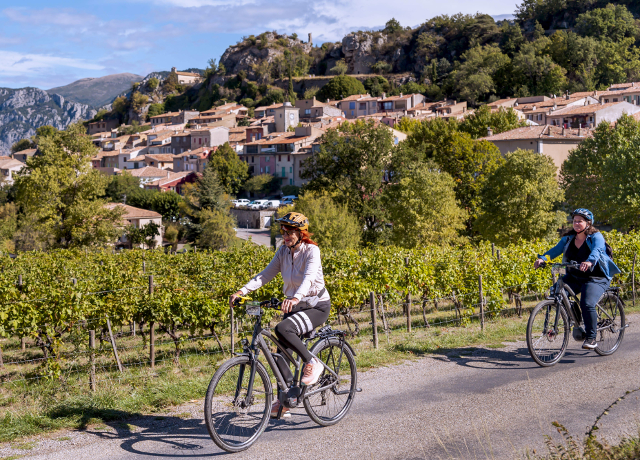 cyclistes sur une route de campagne devant le village de Aiguines